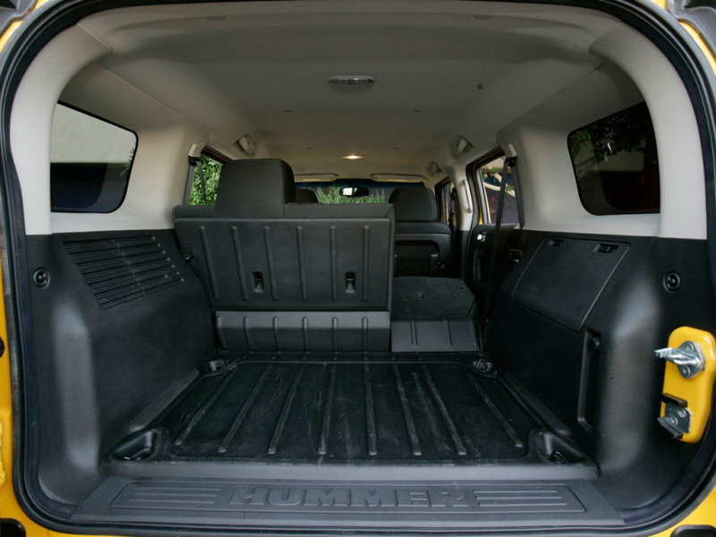 Багажник мог бы быть и побольше, а сложенный второй ряд образовывать ровный пол, но увы и ах...