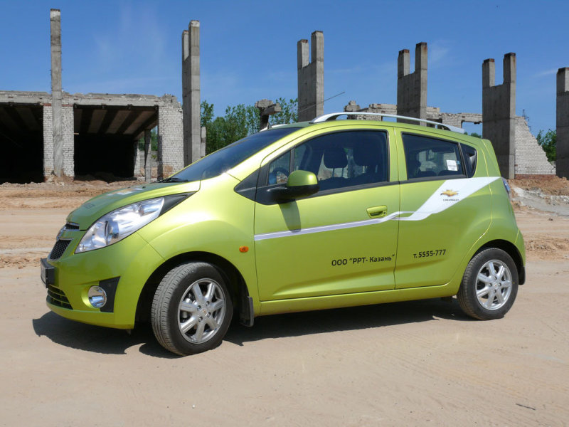 Несколько дизайнерских трюков, вроде замаскированных в задней стойке ручек дверей, в сочетании с общим, боевым обликом, придали автомобильчику А-класса броский и задиристый стиль.