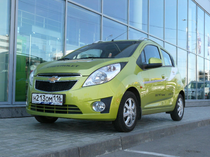 Начальная цена на Chevrolet Spark стартует с допусимого, но не самого гуманного рубежа в 379 000 рублей.