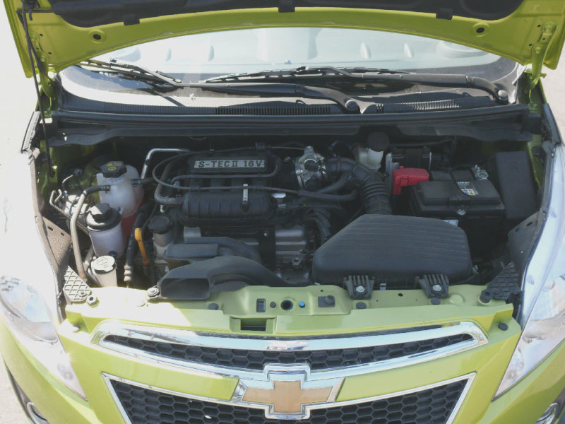 Едущий по улицам города новый Spark непременно выделяется из потока. Но не только благодаря яркому цвету и эффектному дизайну, а еще и благодаря энергичному характеру, особенно в сочетании с бензиновым мотором в 1,2 литра (81л.с.) и пятиступенчатой механической коробкой передач.