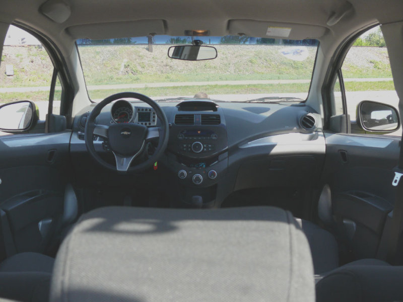 Дизайнерские хитрости попали и в салон «Спарка». Самая заметная деталь интерьера – новый щиток приборов, который скомбинирован из стрелочного спидометра и прямоугольного дисплея бортового компьютера, куда корейцы инсталлировали графическую шкалу тахометра.