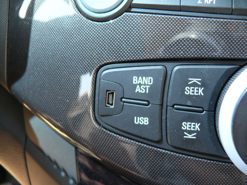 У аудиосистемы Спарка есть и USB-порт, и AUX-выход, но «гнездо» для флешки имеет не стандартный размер, поэтому просто так сконектить USB-накопитель с музыкой машины нельзя.