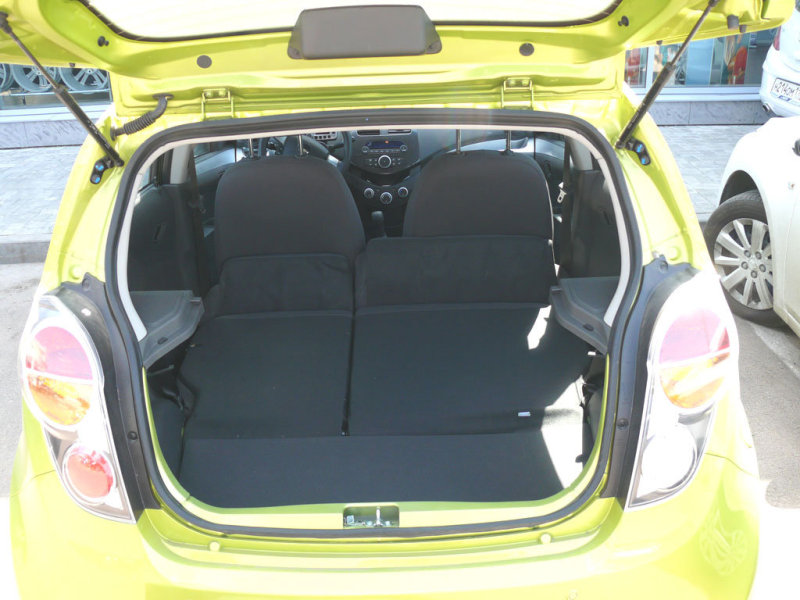 Объем грузового отсека варьируется от 170 до 994 литров (при сложенных задних сиденьях), а под его полом таится полноразмерное запасное колесо.