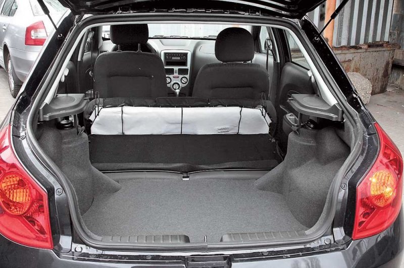 Широкая задняя «калитка» открывает доступ к вариабельному погрузочному пространству.