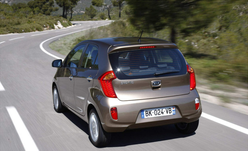 «Корму» корейского субкомпакта украшают яркие фонари: взгляд невольно провожает симпатичный автомобильчик.