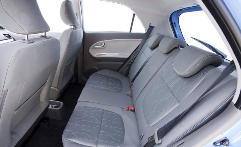 Хотя задние сиденья размечены на троих, взрослым во 2-м ряду удобнее вдвоем.