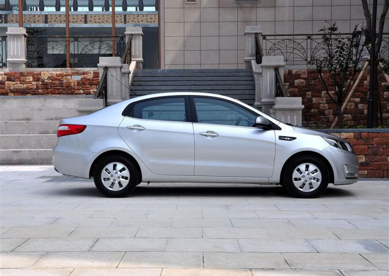 В профиль явное сходство с одноплатформенником Hyundai Solaris