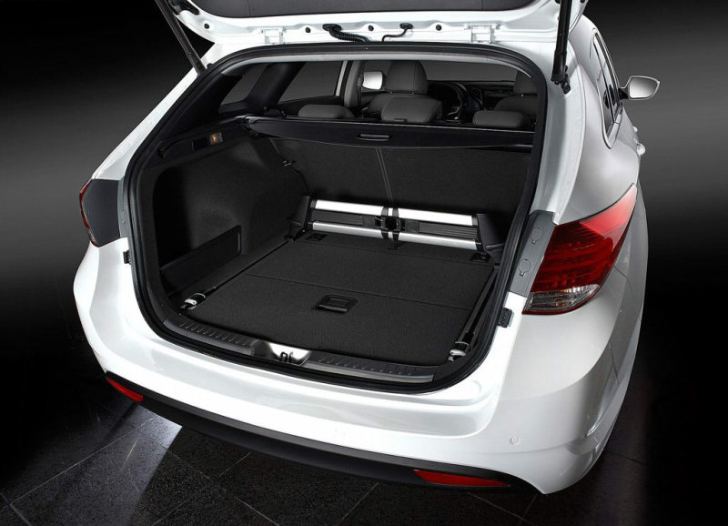 В недешевых исполнениях «универсала» задняя дверь открывается и закрывается дистанционно - электросервомеханизмами.