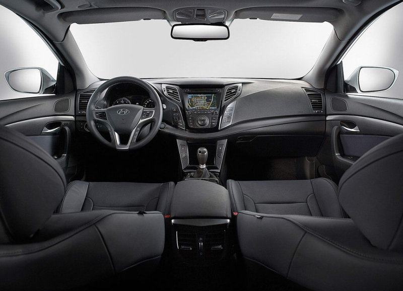 Спорт-«кокпит» оформлен в том же ключе Fluidic Sculpture.