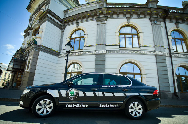 Базовая стоимость Шкоды Суперб - 899 000 рублей. Тестовая Skoda Superb в комплектации Elegance с 1,8 TSI и DSG продают за 1 114 000 руб.
