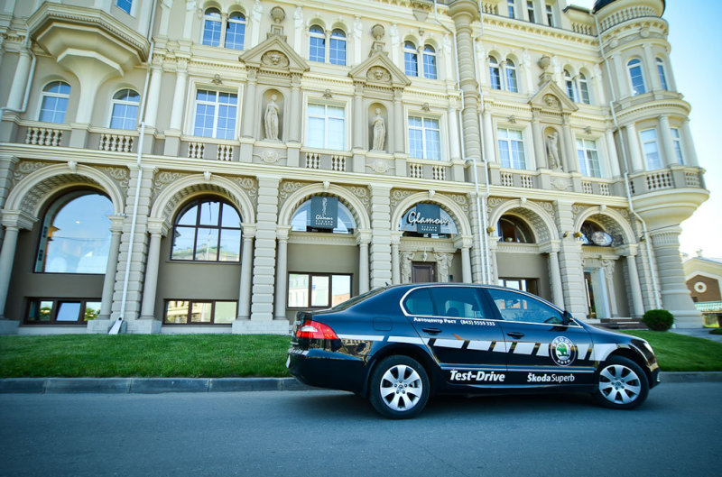 Skoda Superb солиден, основателен и деловит.
