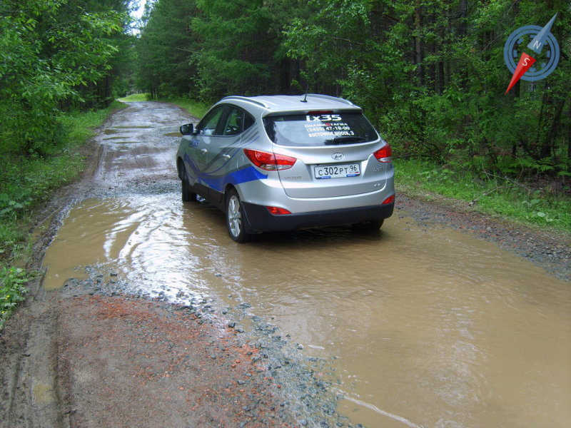 Каменистую грунтовку на этом автомобиле лучше всего преодолевать не торопясь. Настройки подвески не предполагают подобных покрытий