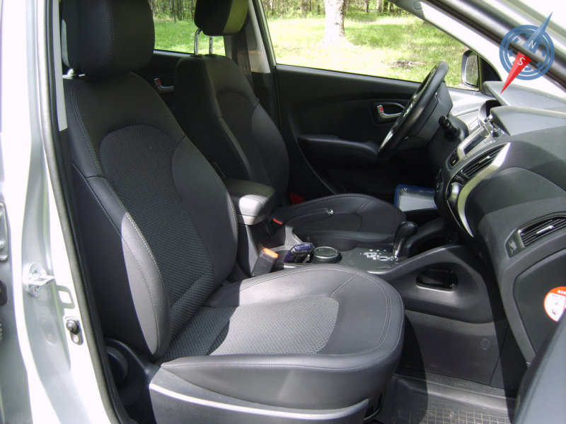 Передние кресла весьма комфортны, но ждать от них ухватистой боковой поддержки не стоит