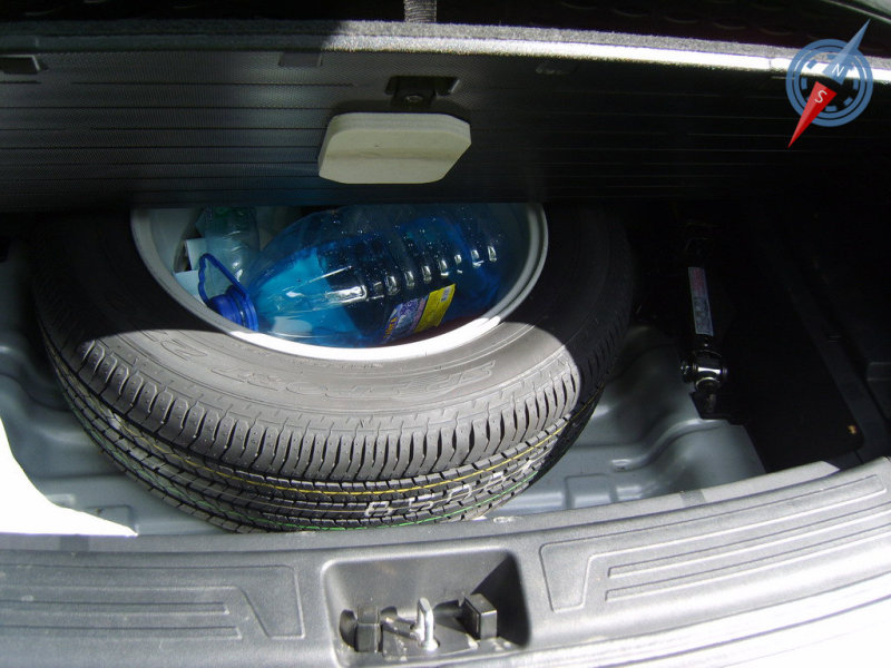 Под полом багажника прячется полноразмерная запаска