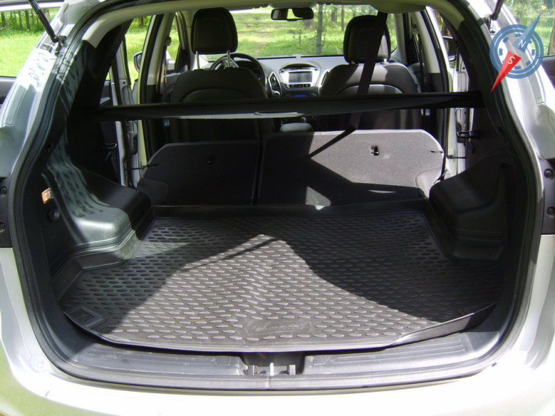 К сожалению сложенная спинка второго ряда сидений не образует ровного пола с багажником