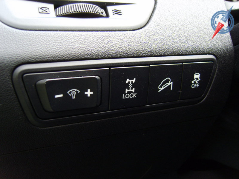 Функции отключения ESP и блокировки муфты традиционно вынесены на отдельную панель