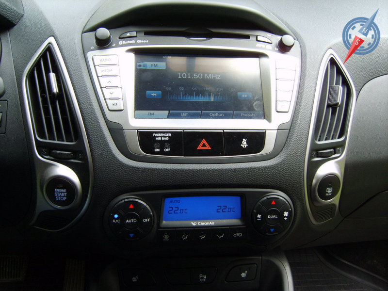 Мультимедийный дисплей имеет весьма солидные размеры, но его особенность бликовать на солнце намного раздражает