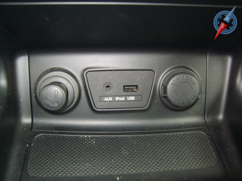 Салон располагает всем необходимым, начиная от подогрева сидений и заканчивая выходом USB и розеткой