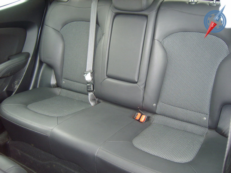 Второй ряд сидений с комфортом примет только двух пассажиров