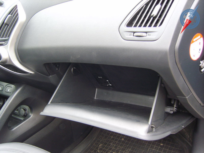 В бардачок кроме листов А4 можно положить что-нибудь побольше, например бутылку Coca-Cola, которую...