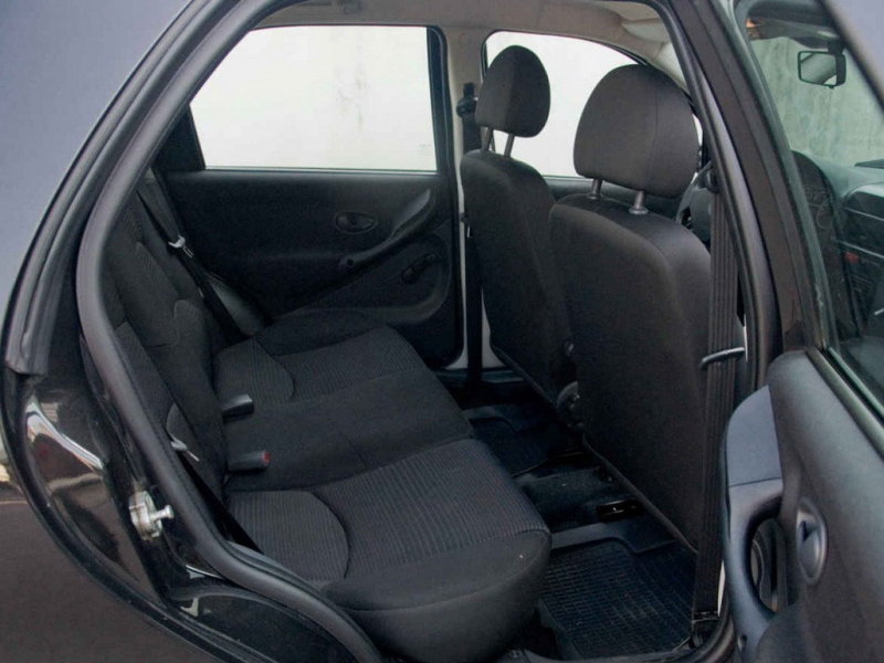 Салон просторен, пятерым вполне удобно.