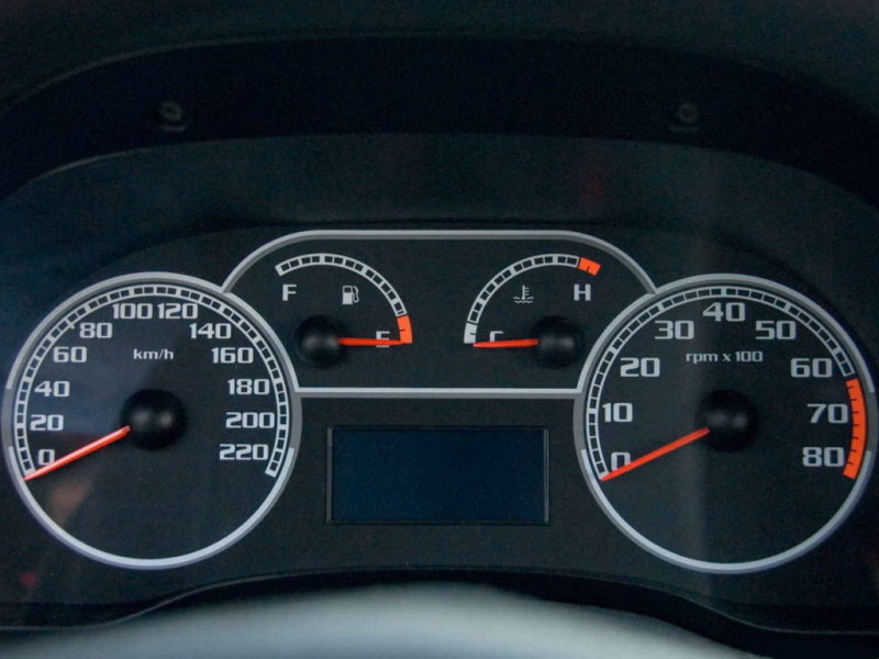 Больше всего панели приборов недостаёт информативности.