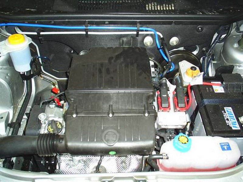 В моторный отсек лучше заглядывать почаще, чтобы проверить уровень охлаждающей жидкости.