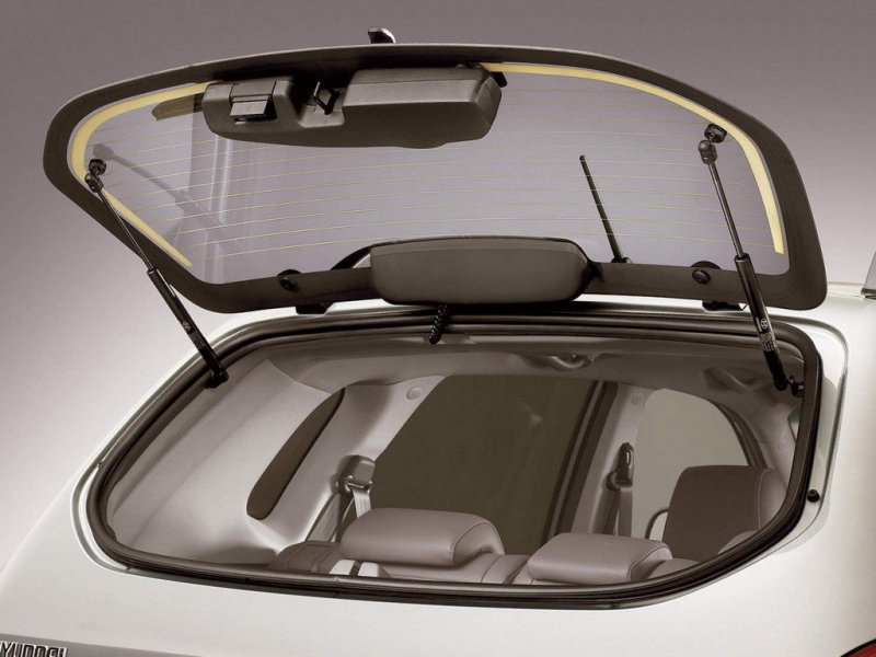 Заднее стекло можно открыть отдельно от двери