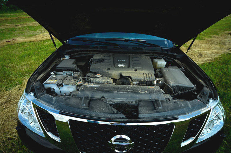 Бензиновый мотор V8, объемом 5,6л, мощностью 405 л.с. и крутящим моментом в 560Нм обладает феерической тягой, и колоссальной жручестью