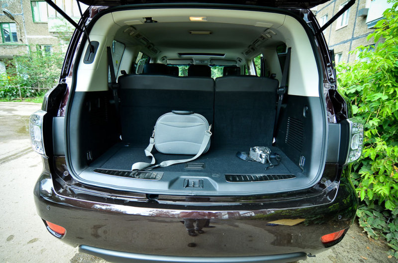 В салоне внедорожника три ряда сидений, но крайние задние лавки подходят только для опытов над людьми или силового допроса. Место пассажиров – на втором и третьем ряду.  А вот емкость багажника для груза можно увеличить путем складывания двух не нужных мест.