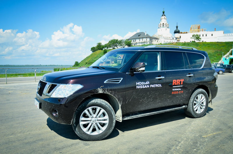 Самый дешевый Nissan Patrol нового поколения стоит 2 989 900 рублей. Тестовая машина в следующей, самой полной комплектации, дооборудованная преднатяжителями ремней безопасности, развлекательной системой для задних пассажиров и круиз-контролем продается по цене в 3 149 900 рублей.