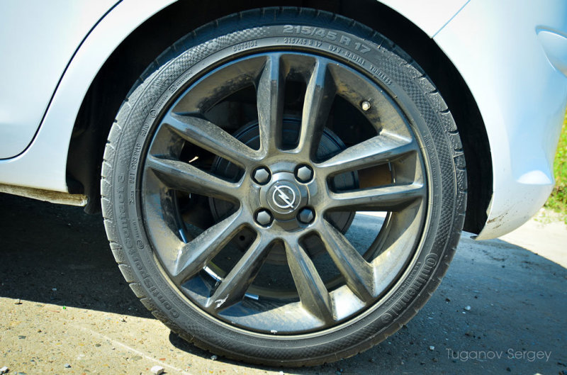 В скоростных виражах Opel Corsa замечательно стоит в повороте, это в том числе заслуга 17-х дисков с бесподобными шинам Continental ContiSportContact 3.