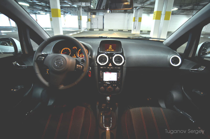 Внутри, как и снаружи, – настроение. Особенно эстетски смотрится черная лакированная центральная консоль с белыми кольцами дефлекторов вентиляции.