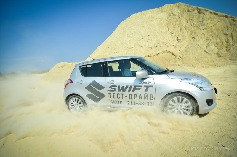 Едет машина породисто, по-европейски, утешая легкостью взаимного бытия.