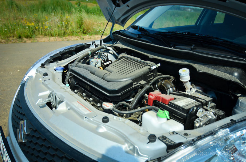 Бензинового двигателя 1,2л, мощностью 98 лошадиных сил и заточенного под экологию по Евро-5 в городе вполне хватает. Порой даже удивляет, как столь сильно задушенный экологическими требованиями атмосферный мотор легко и прытко разгоняет автомобиль.