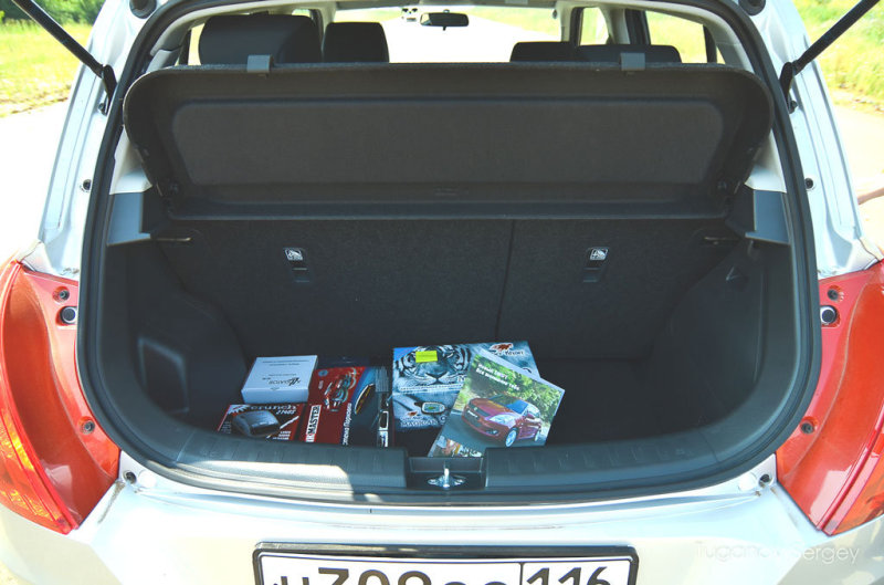 От багажника Свифта чудес ждать тоже не стоит – он в меру вместительный и способен увезти пакеты с покупками из соседнего магазина, но ничего выдающегося без складывания спинок сиденья туда уже не полезет.