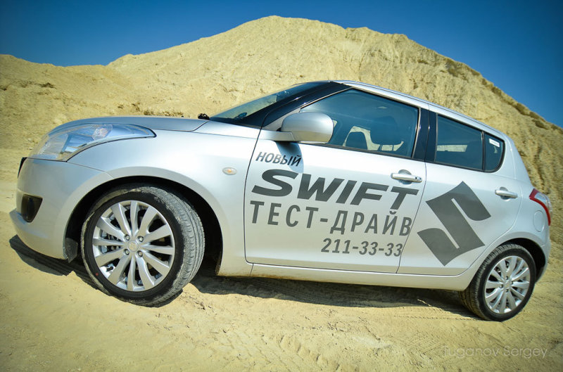 Базовая стоимость Suzuki Swift составляет 559 000 рублей; такая же машина с автоматом оценивается в 584 000 рублей, а топ версия GLX (как тестовый автомобиль) с системой бесключевого доступа, электростеклоподъемниками задних окон, круиз-контролем, литыми дисками и противотуманными фарами стоит 639 000 рублей.
