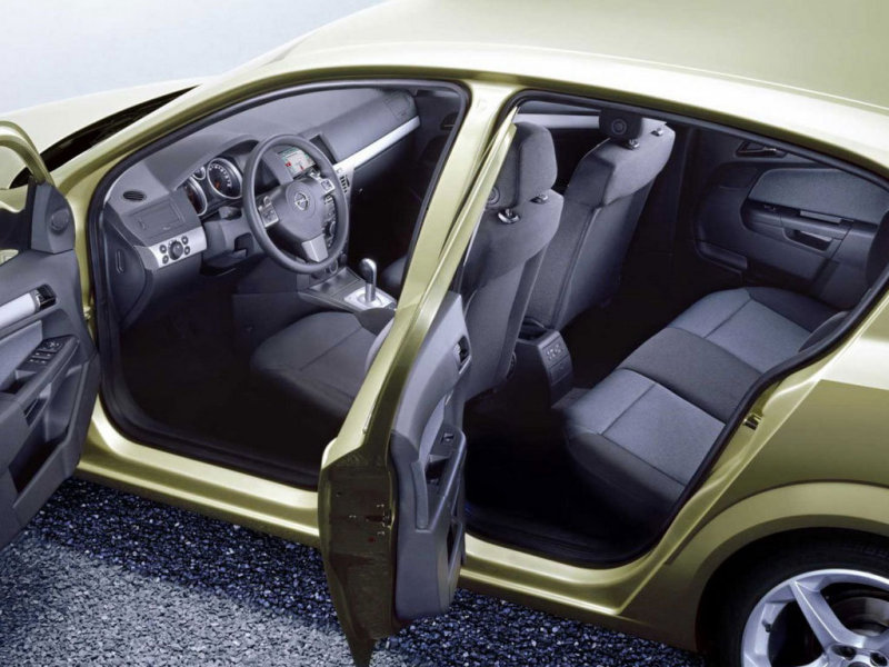 Для гольф-класса места в салоне предостаточно.