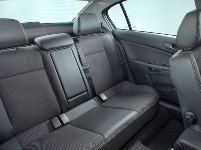 На заднем диване двоим очень удобно, посадка низкая полулёжа.