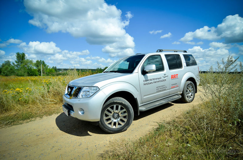 Чтобы бороться с буераками русских полей и оврагов всерьез, у  Pathfinder есть подключаемый шайбой на центральной консоли полный привод, сильно увеличивающий внедорожный потенциал автомобиля.