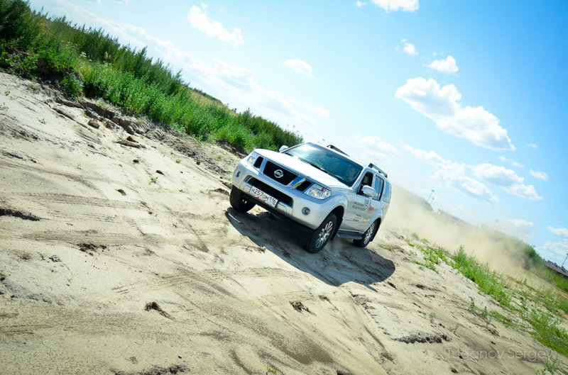 Как и полагается после такого развлечения, Pathfinder невозмутимо возвращается на асфальт  и отправляет довольных обывателей бездорожья обратно в город на асфальт. 