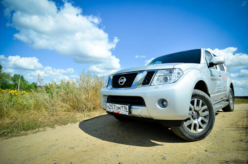 На прямой Nissan без труда мчится 140 км/ч без ущерба для безопасности и управляемости, не пугая водителя размазанностью реакций и не устойчивым поведением.  Все это заслуга прекрасных тормозов, информативного руля, адекватного семиступенчатого автомата и блистательного турбодизеля в 3 литра (231л.с.;  550 Нм).