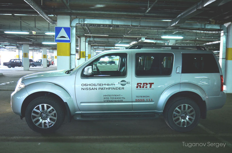 Машина в подобной комплектации с 3-х литровым дизелем V6 (как тестовый экземпляр) стоит 2 098 000 рублей. Цена низшего исполнения с дизелем 2,5л. – 1 497 000 рублей, а в топе Pathfinder продают за 2 218 000 рублей.