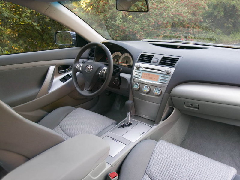 Стилистика салона сдержанная. Материалы качественные, но скрипы очень даже вероятны.