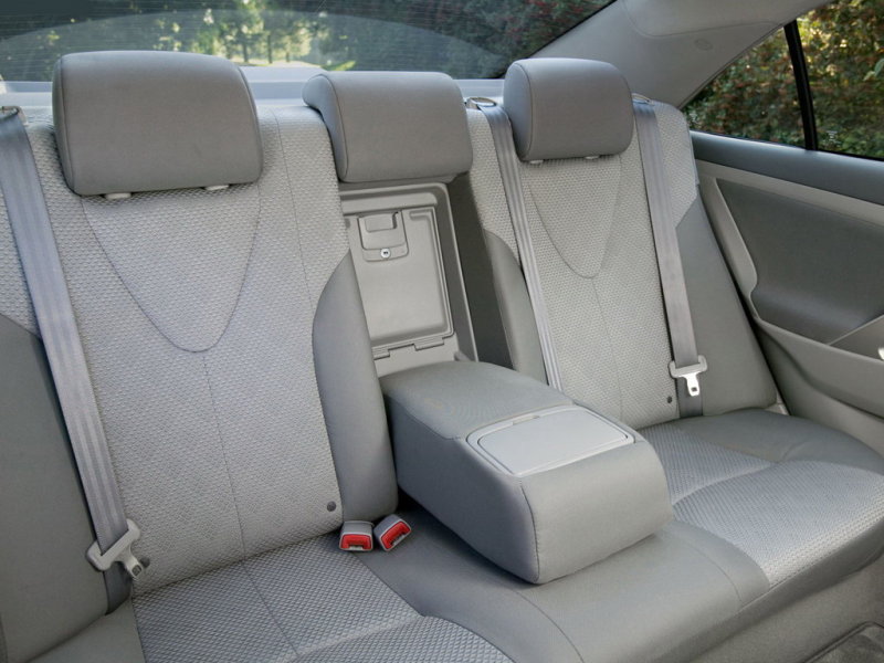 Задний диван на три персоны. Или на две, с подлокотником.