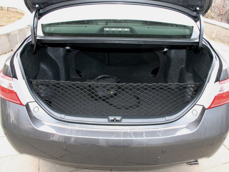 Багажник тоже пространством не обделён.