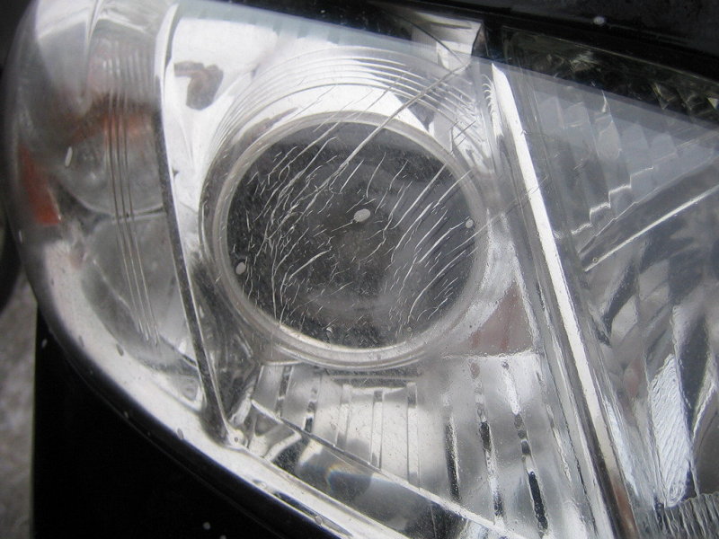 Вот так трескаются пластиковые фары, жаль других не выпускают.
