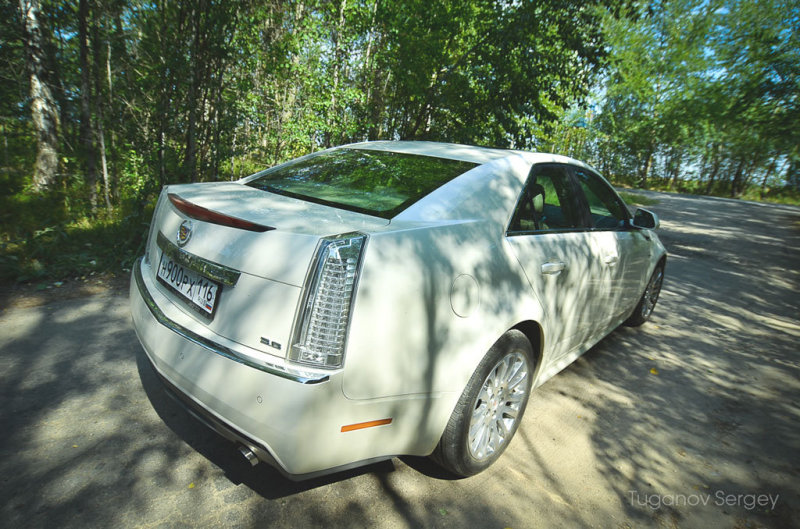 Отличительная деталь Кадиллака, как и у большинства американских машин, в торце заднего бампера CTS встроен оранжевый катафот – признак того, что это машина делалась и придумывалась в США.