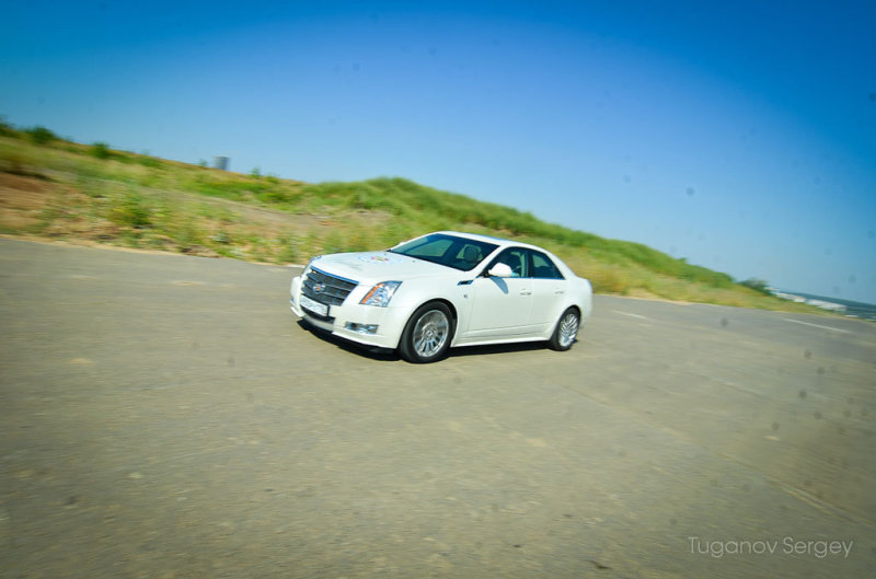В сочетании с двигателем в 3,6 литра, полным-приводом и шестиступенчатым автоматом Hydra-Matic, Cadillac резво пуляет со светофора, легко обходит соседей по потоку и стремительно перестраивается из ряда в ряд. Энерговооруженности в штатных ситуациях хватает всегда.