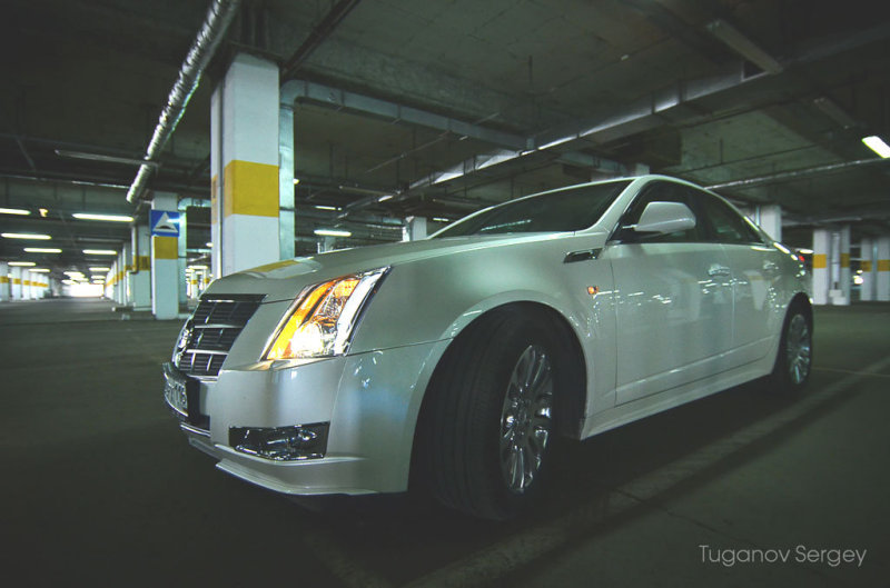 На темной подземной парковке или в сильно затянувших небо сумерках Кадиллак тоже заставляет окружающих оборачивать шеи, изящно сияя ксеноном и празднично переливаясь красными светодиодами стоп-сигналов.